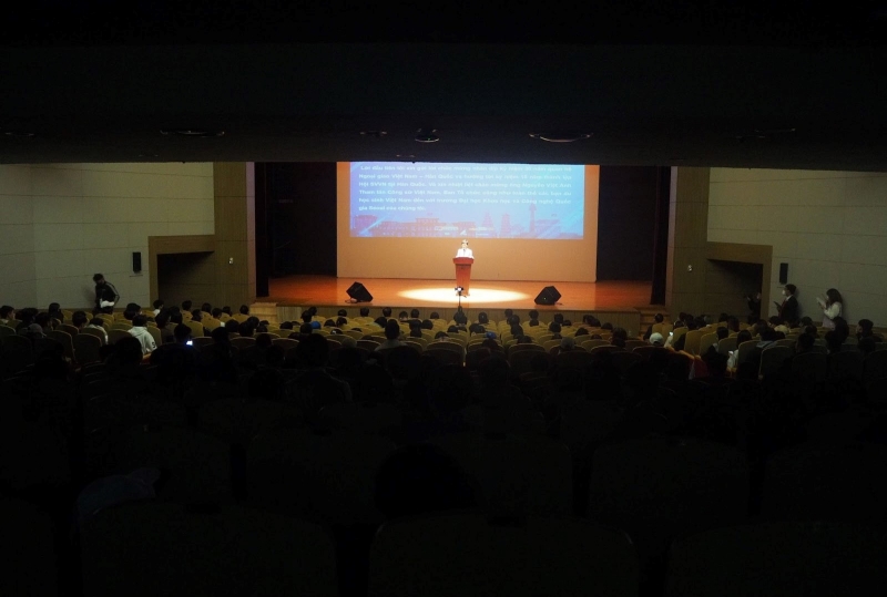 Phát biểu của bà Lee Chaewon - Viện trưởng Viện giao lưu quốc tế, Đại học Khoa học và Công nghệ Quốc gia Seoul - SeoulTech. (Ảnh: Nguyễn Ngọc Quang)