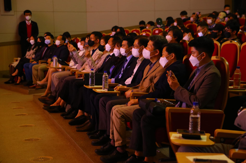 Đại diện ĐSQ Việt Nam, đại diện Trường Đại học SeoulTech, đại diện nhà tài trợ góp mặt đông đủ tại Hội thao mở rộng năm nay. (Ảnh: Nguyễn Ngọc Quang)