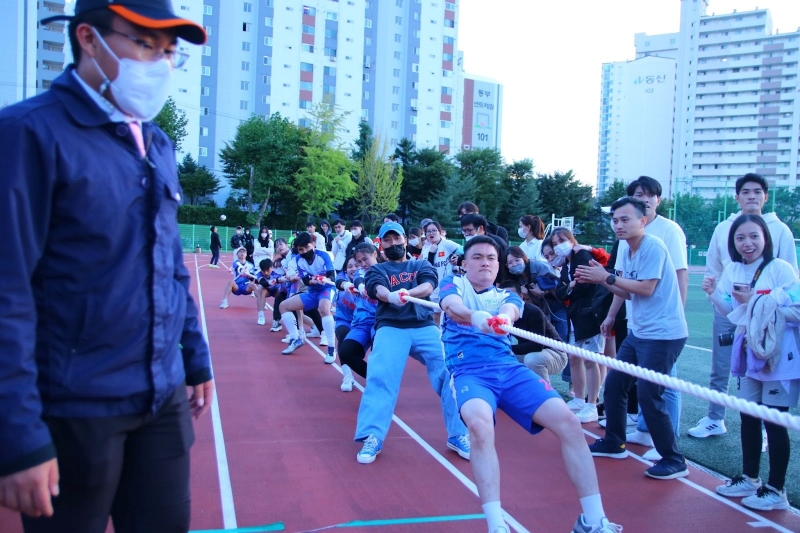 Chung kết kéo co diễn ra căng thẳng và gay cấn đến phút cuối. (Ảnh: Nguyễn Ngọc Quang)