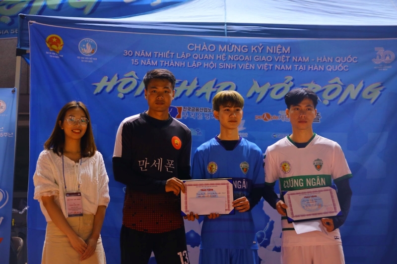 Vua phá lưới và hai thủ môn cùng đạt giải thủ môn xuất sắc nhất. (Ảnh: Nguyễn Ngọc Quang)
