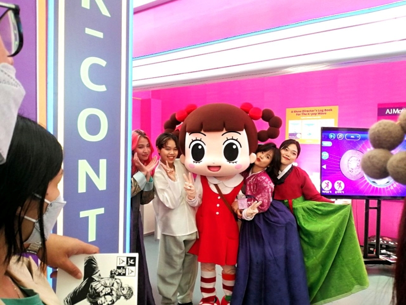 Các bạn trẻ háo hức mặc Hanbok và tham gia chụp ảnh cùng các nhân vật trong sự kiện. (Ảnh: Lưu Thị Thu Loan)