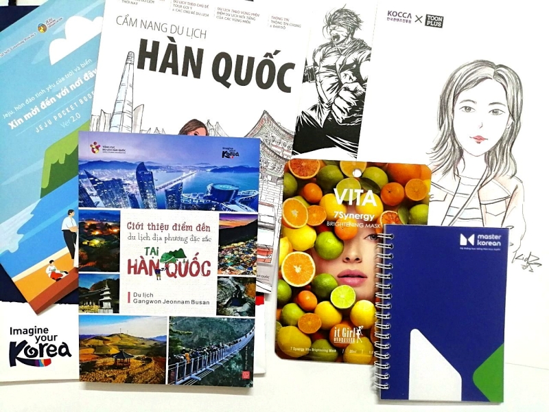 Một số sản phẩm mình nhận được trong hội chợ triển lãm có thể kể đến như sách du lịch Hàn Quốc, mặt nạ, bức vẽ phác họa chân dung. (Ảnh: Lưu Thị Thu Loan)