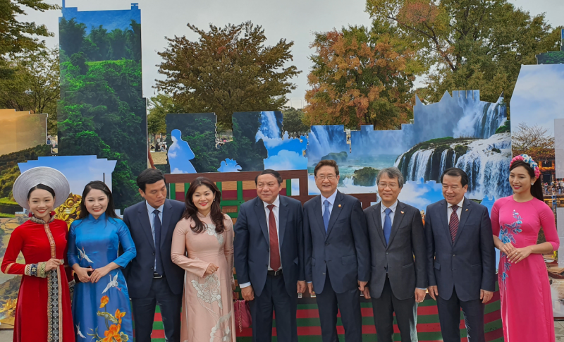 Bộ trưởng Bộ Văn hóa, Thể thao và Du lịch (VHTTDL) Đại Hàn Dân Quốc Park Bo Gyoon và Bộ trưởng Bộ Văn hóa, Thể thao và Du lịch Việt Nam Nguyễn Văn Hùng chụp ảnh lưu niệm khi tham quan các gian hàng. (Ảnh: Nguyễn Ngọc Quang)