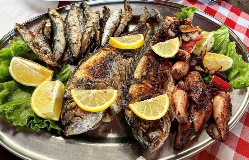 Cá mòi nướng với phần thịt chắc, thơm mang đến hương vị đậm đà cho người thưởng thức. (Ảnh: Nguyễn Hà Linh)