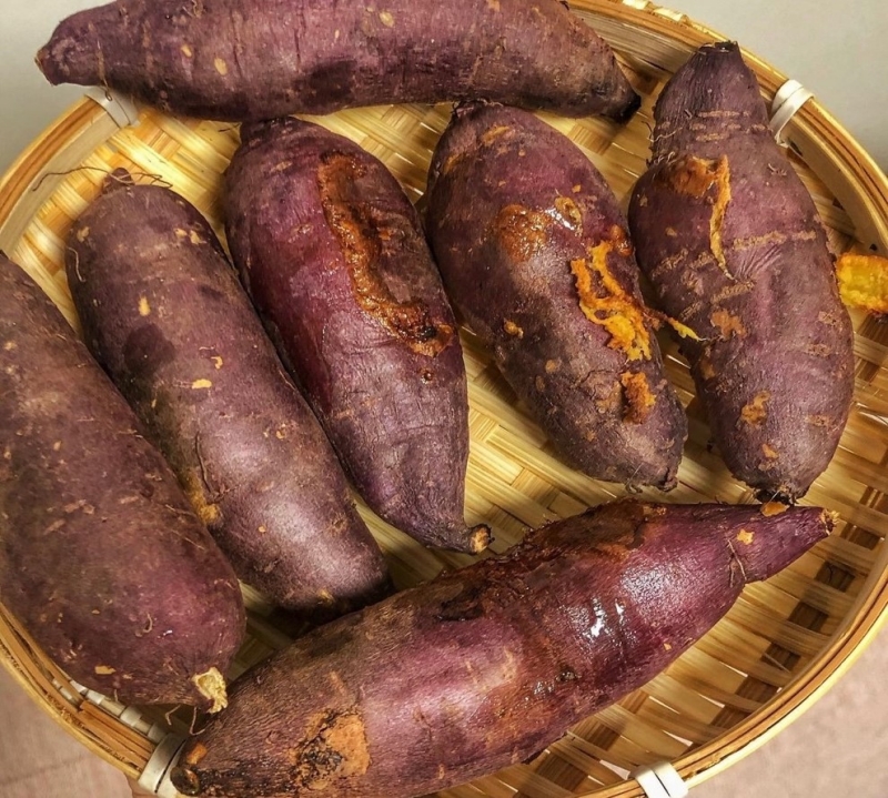 Những củ khoai lang chín vàng ươm là hình ảnh quen thuộc trên những xe đẩy bên lề đường hoặc những khu chợ đêm tại Hàn Quốc. (Ảnh: Nguyễn Hà Linh)