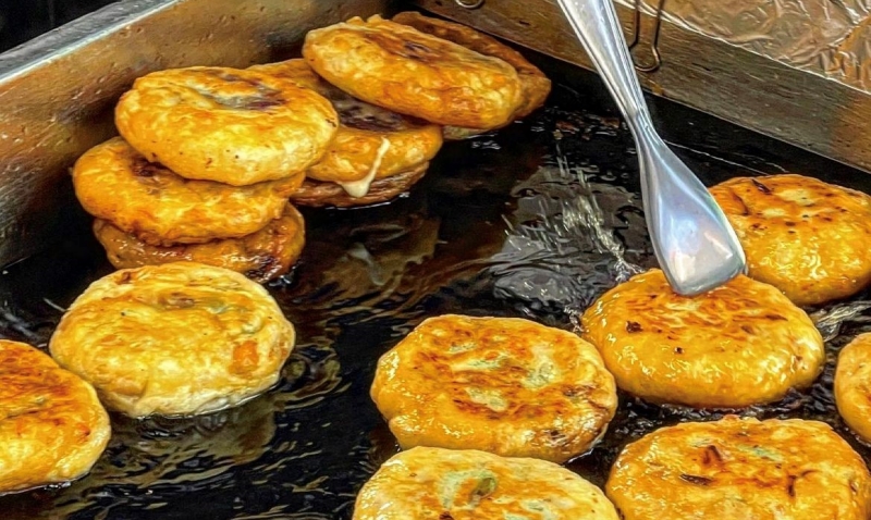 Hotteok - bánh pancake đường phố nổi tiếng và hầu như có mặt khắp nơi ở Hàn Quốc. (Ảnh: Nguyễn Hà Linh)