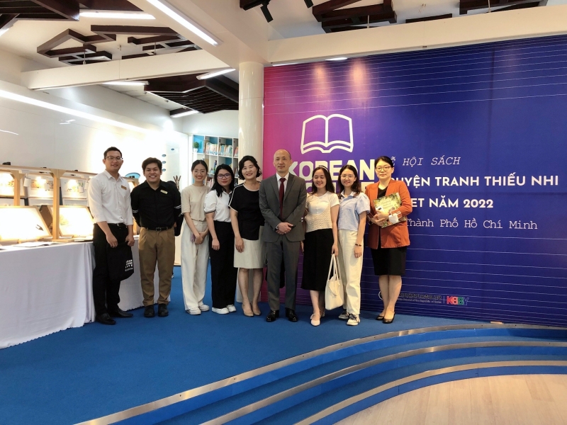 Triển lãm tranh và sách truyện tranh thiếu nhi Hàn – Việt năm 2022 do Tổng Lãnh sự quán Hàn Quốc tại Thành phố Hồ Chí Minh phối hợp cùng Thư viện Khoa học Tổng hợp Thành phố Hồ Chí Minh tổ chức. (Ảnh: Trang Fanpage chính thức của Viện Công nghệ Việt Hàn (VKIT) HUTECH)