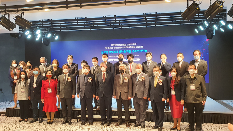 Các đại biểu, học giả cấp cao, khách mời và ban tổ chức chụp ảnh lưu niệm. (Ảnh: Nguyễn Ngọc Quang)