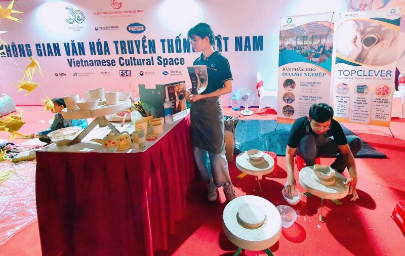 Không gian cổ điển, nhẹ nhàng giới thiệu về gốm sứ thủ công Việt Nam tại sự kiện. (Ảnh: Vũ Đỗ Hải Hà)