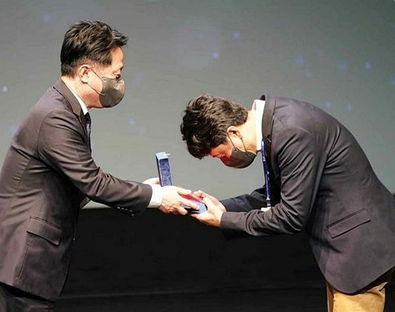 Photo 6 : Remise du prix à Jung-sik JUN Ⓒ Jung-sik JUN