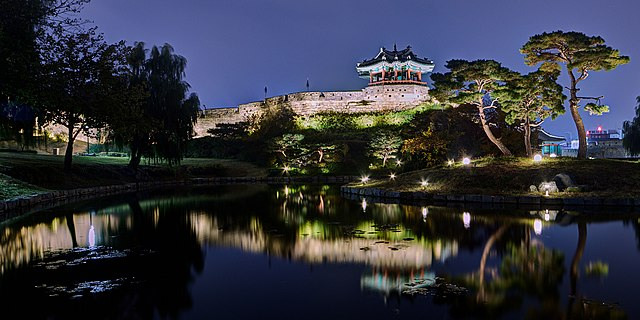 Vista nocturna de la fortaleza de Hwaseong | Wikimedia Commons 