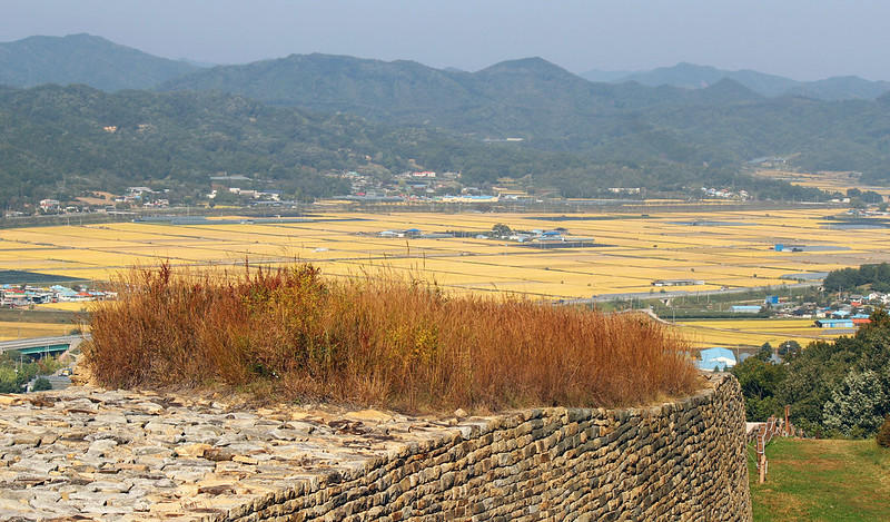La pared de Samnyeon está hecha de pequeñas piedras cuidadosamente acomodadas para asegurar la fuerza de la misma | Korea.net 