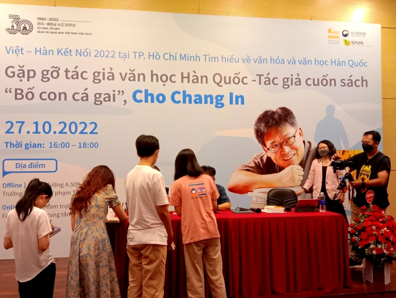 Các bạn trẻ lần lượt xếp hàng để tác giả Cho Chang In ký tên tặng sách. (Ảnh: Nguyễn Thùy Ánh Dương)