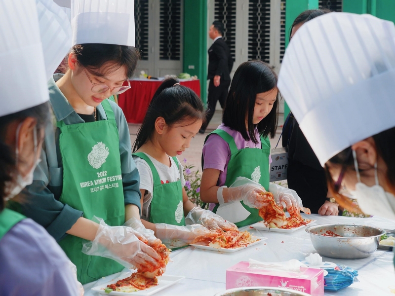 Các bạn trẻ, các em nhỏ cùng nhau làm Kimchi. (Ảnh: Đặng Xuân Dương)
