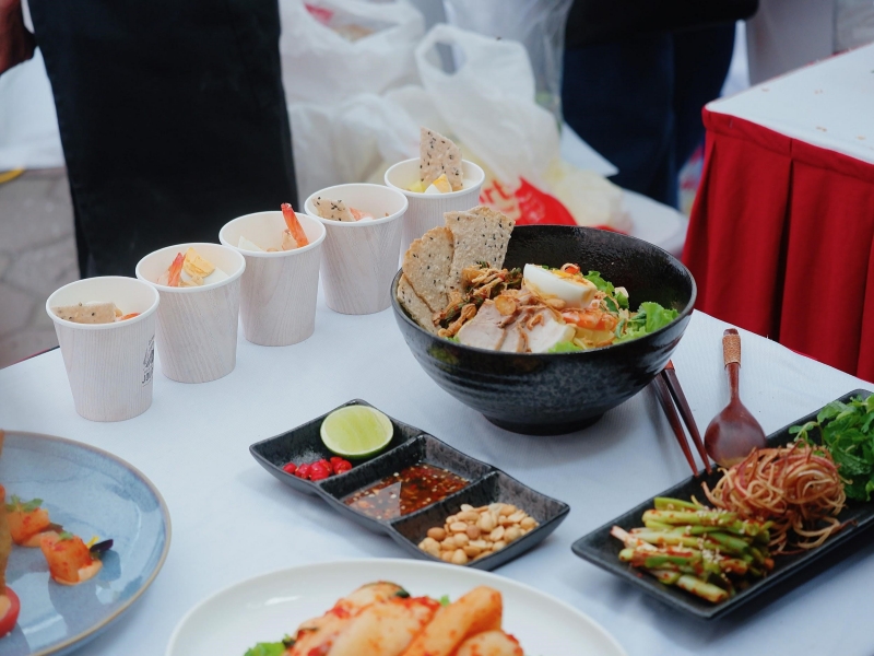Các khán giả tham gia có cơ hội thưởng thức các món ăn Hàn Quốc có Kimchi ăn kèm. (Ảnh: Đặng Xuân Dương)