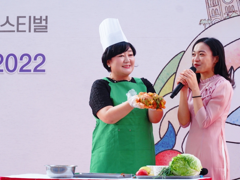 Cô Kim Jeong Jin giới thiệu về các loại gia vị, cách phết gia vị và cách cuộn Kimchi đúng chuẩn Hàn Quốc. (Hình ảnh: Đặng Xuân Dương)