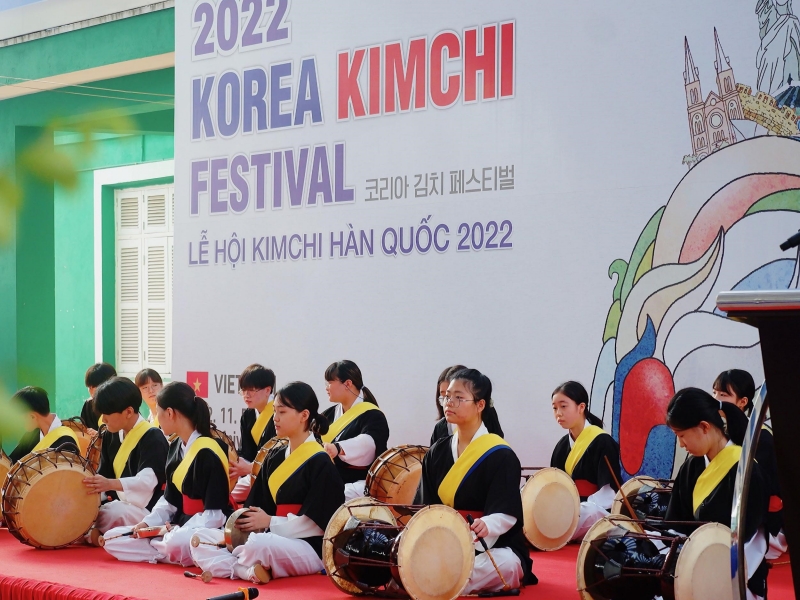 CLB Samulnori của trường Quốc tế Hàn Quốc Hà Nội khuấy động không khí với màn trình diễn Samulnori kéo dài hơn 15 phút. (Hình ảnh: Đặng Xuân Dương)