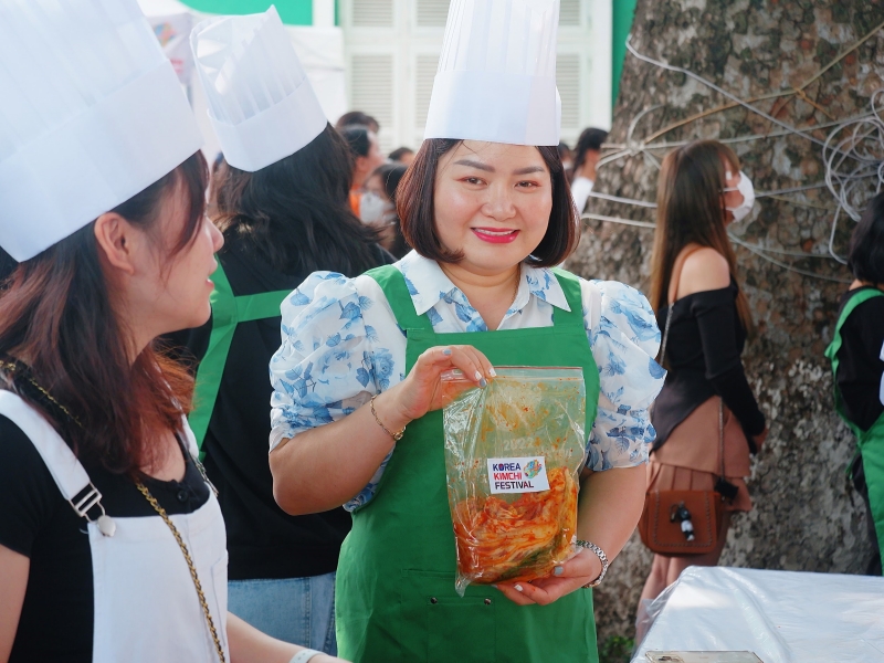 Cô Phạm Thị Ngọc trong hoạt động làm Kimchi tại Lễ hội. (Ảnh: Đặng Xuân Dương) 