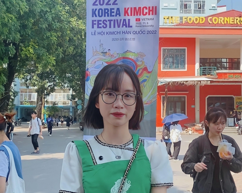 Chị Ngọc Thảo trả lời phỏng vấn với Phóng viên danh dự Korea.net. (Hình ảnh: Đặng Xuân Dương) 