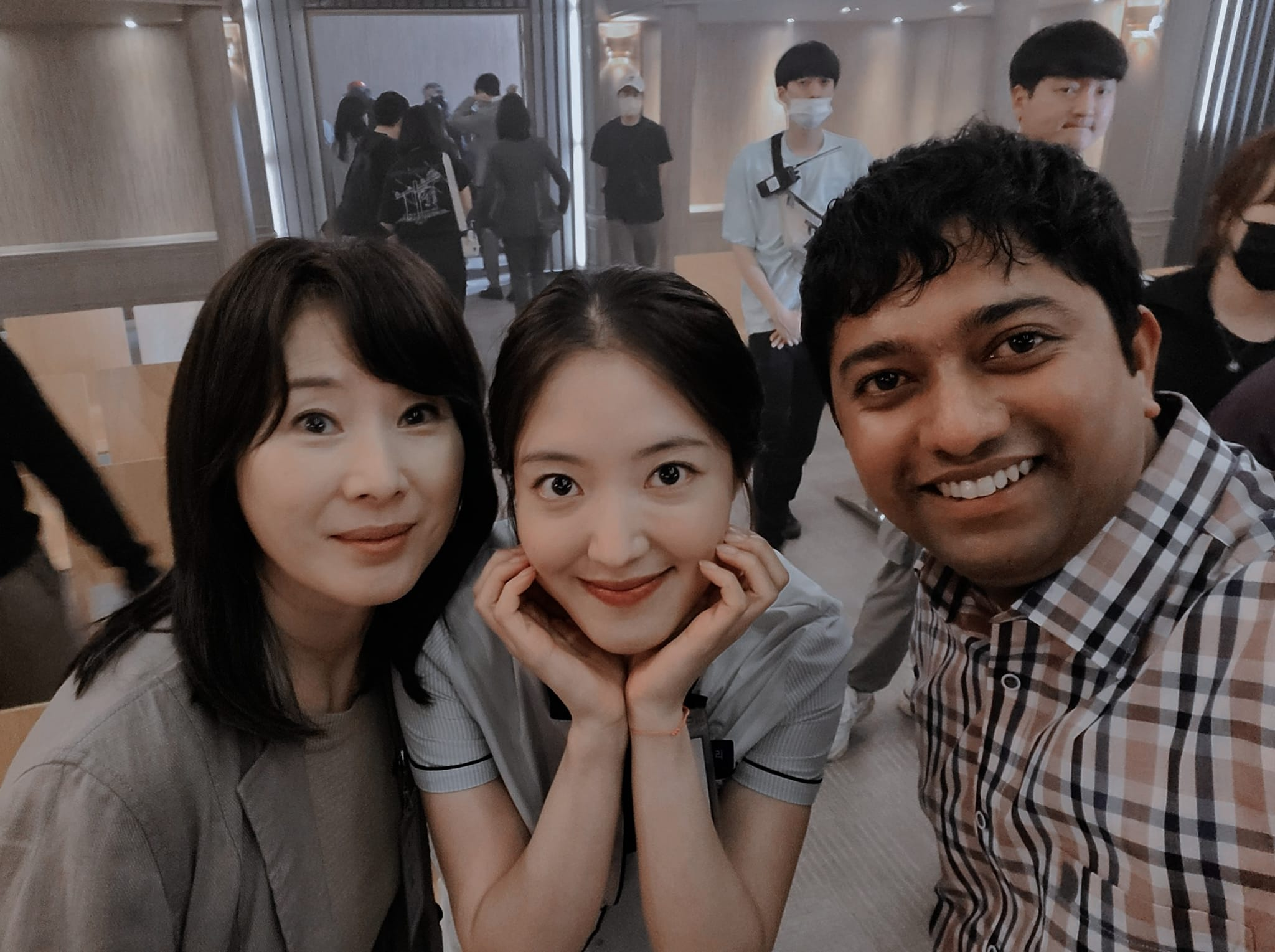 Sazal Kim junto con las actrices Hwang Young Hee y Lee Se Young del drama 'The Law Cafe' (2022) | Sazal Kim 