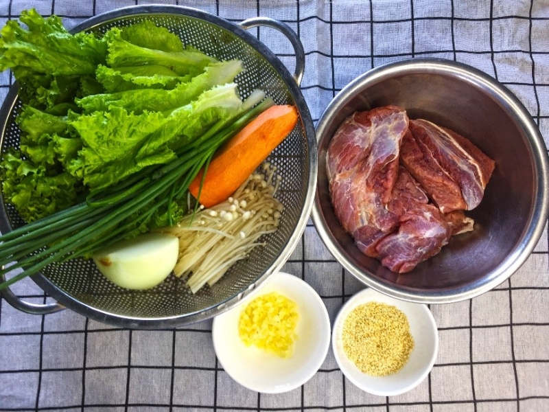 Các nguyên liệu để làm món Bulgogi. (Ảnh: Lưu Hoàng Nhi)