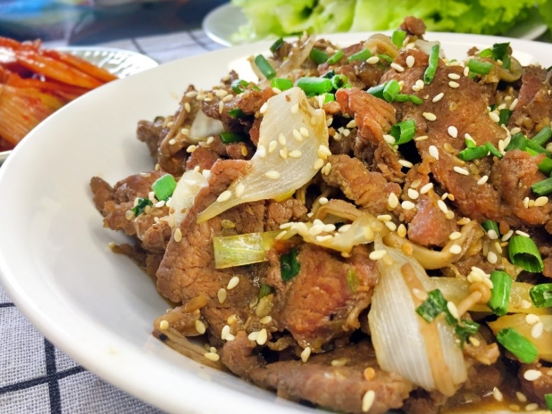 Cuối cùng ta rắc thêm mè trắng và hành lá là món ăn đã hoàn thành. (Ảnh: Lưu Hoàng Nhi) 