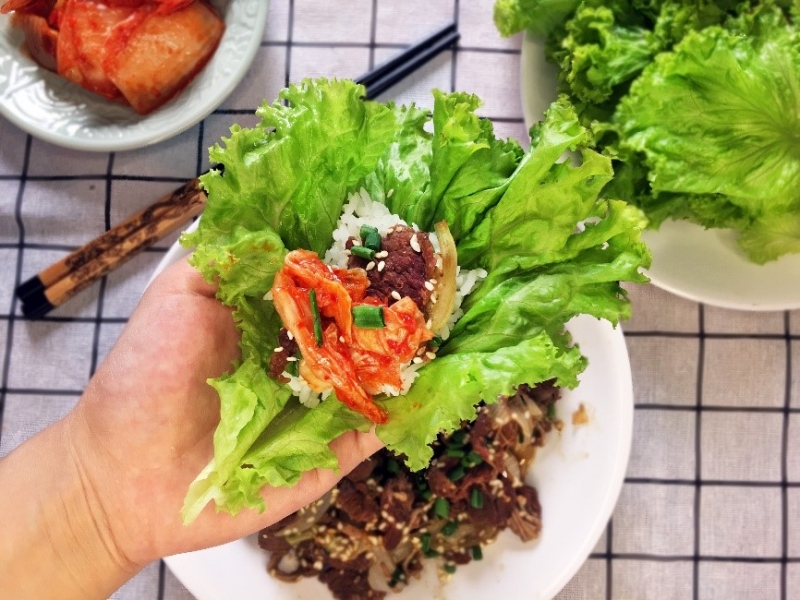 Món ăn sẽ ngon hơn khi ăn kèm với cơm trắng, rau sống và Kimchi. (Ảnh: Lưu Hoàng Nhi)