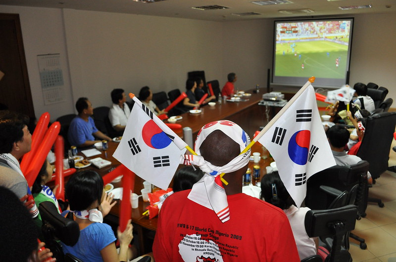 Aficionados de Corea apoyando a la selección en un partido de fútbol. | Korea.net DB 