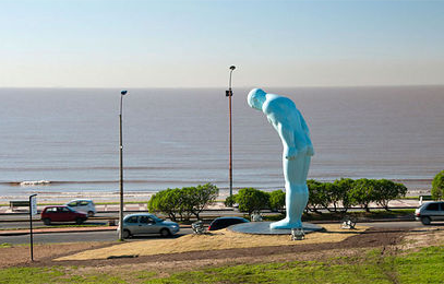 La capital uruguaya, Montevideo, también cuenta con una de las estatuas 'Greeting Man' del artista surcoreano Yoo Young-ho. 