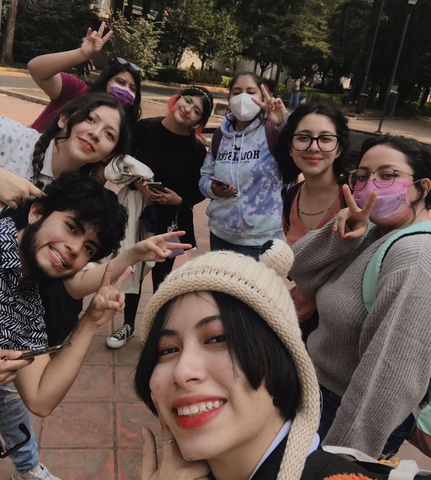 La reportera honoraria Guadalupe Pamela se tomá una foto con sus compañeros al finalizar la clase de idioma coreano en el Centro Cultural Coreano.