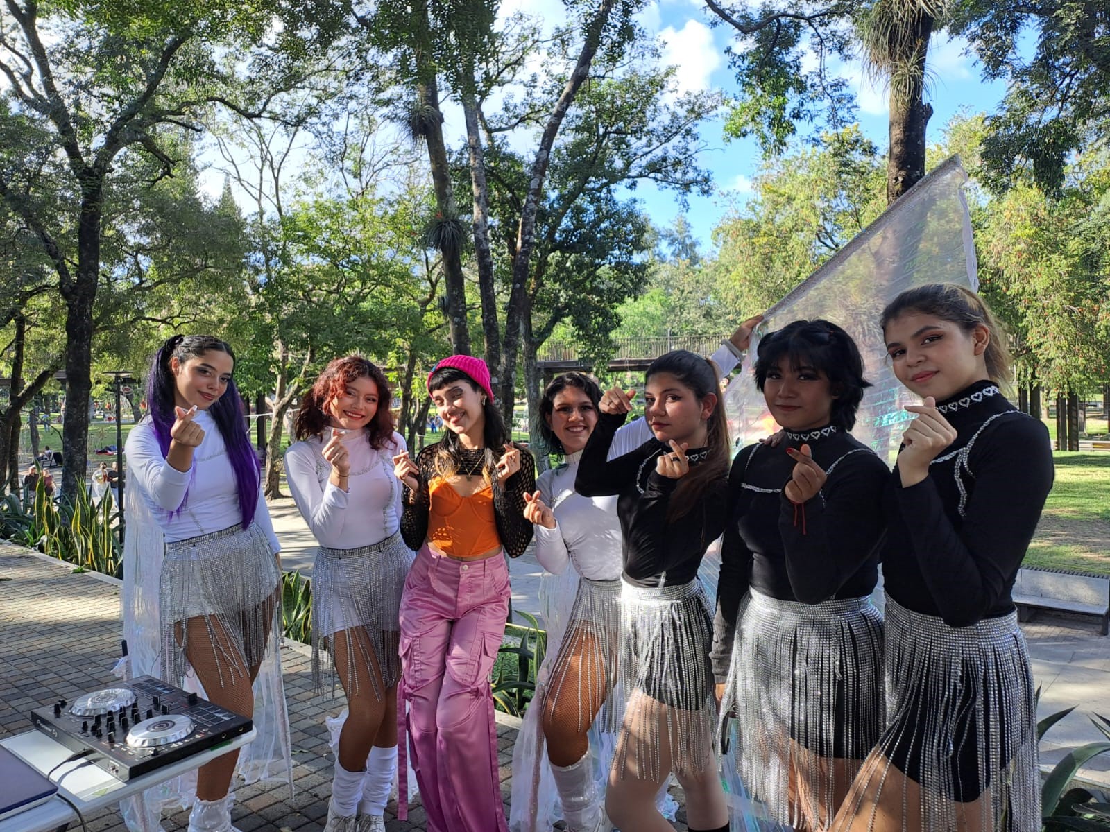 En la foto, se muestran las integrantes de KpopChannelSV y la cantante de KlimtV antes de sus presentaciones, las cuales causaron una gran emoción entre los asistentes.