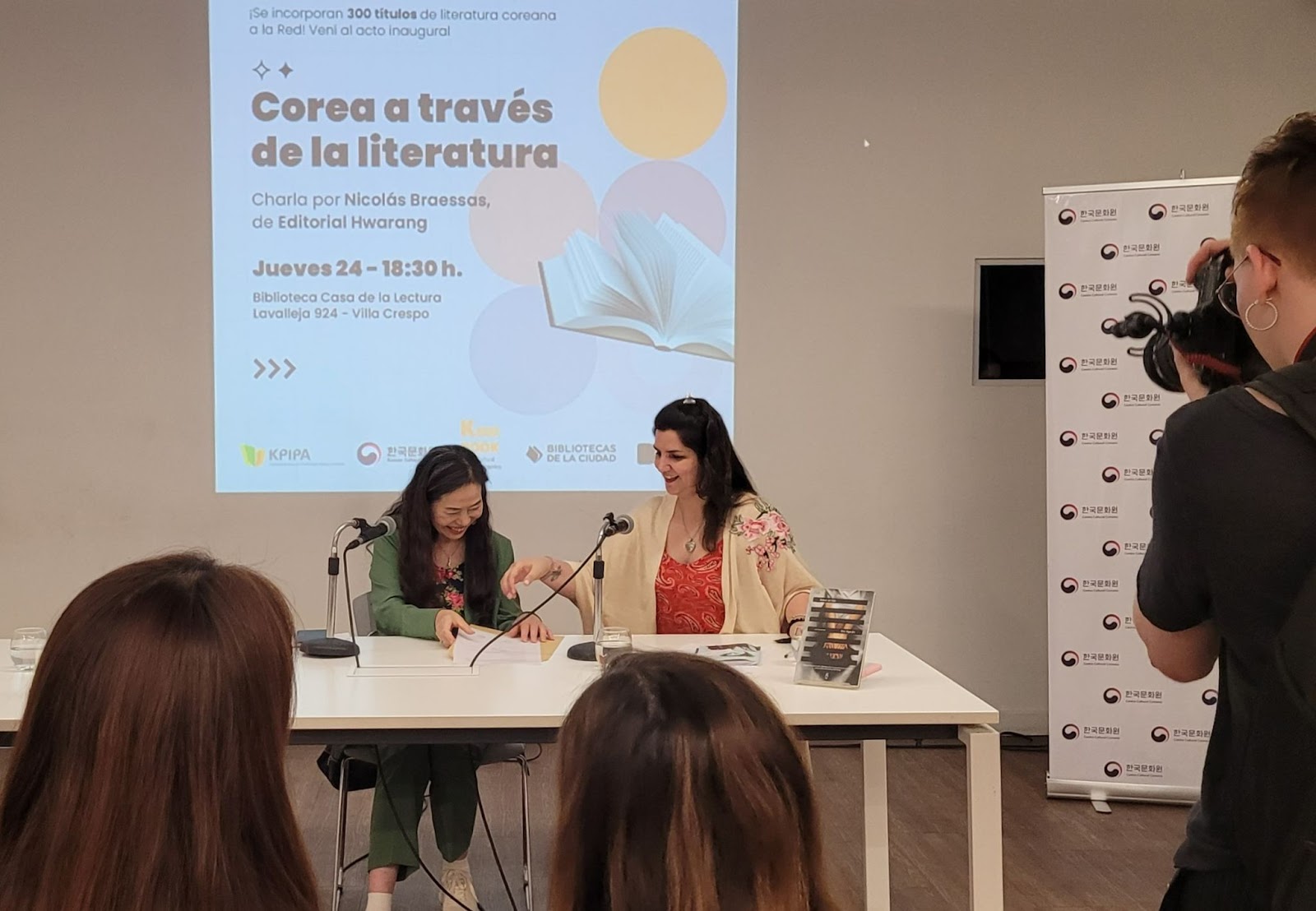 La directora del Centro Cultural Coreano de América Latina, Han Bowha, y la gerente operativa de la Promoción del Libro y las Bibliotecas Públicas, Sol Rodríguez Battini, firman el acuerdo de donación para la entrega de libros coreanos a una red de 29 bibliotecas de Ciudad Autónoma de Buenos Aires.