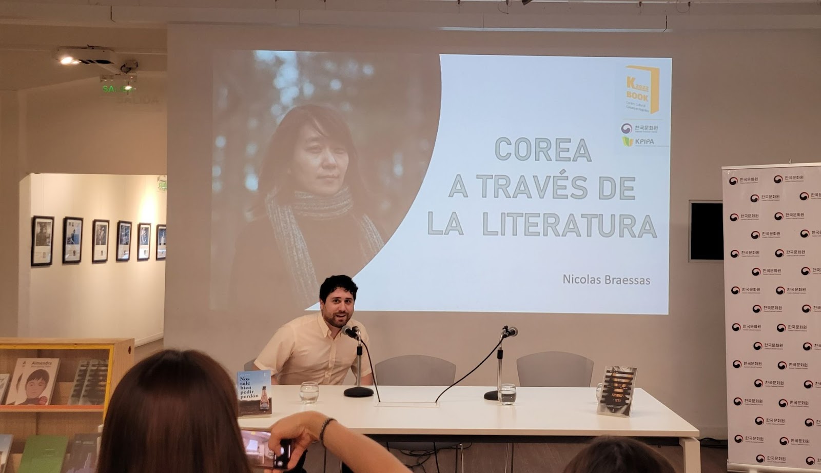Nicolás Braessas de la Editorial Hwarang brindando un acercamiento a la literatura coreana en su charla “Corea a través de la literatura”