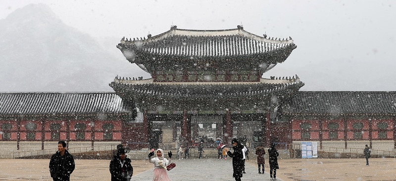 Вид на дворец Кёнбоккун в снегопад. / Фото: Korea.net