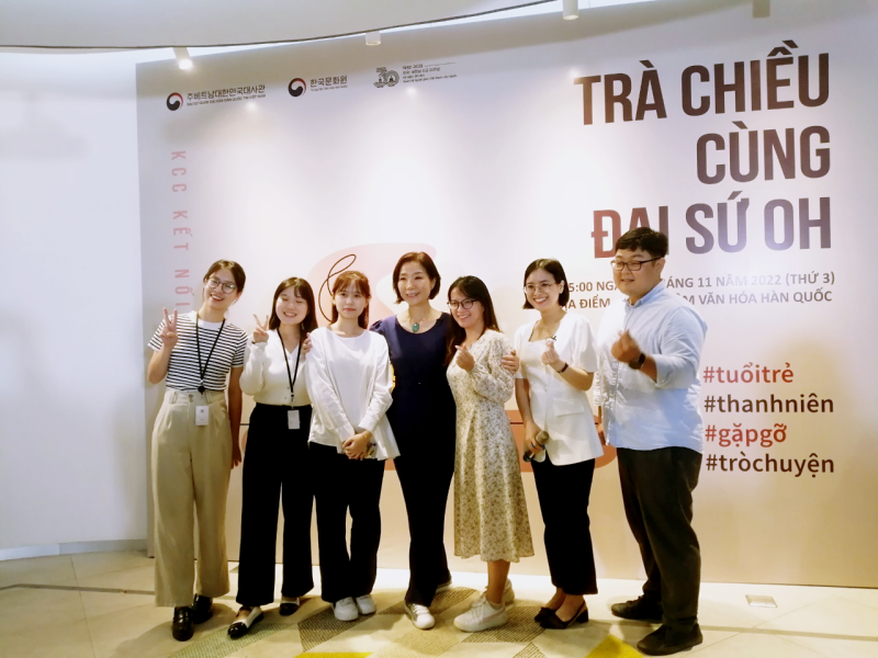 Đại sứ Oh Young Ju đã có những chia sẻ ý nghĩa trong tiệc trà gặp gỡ các bạn trẻ Việt Nam vào cuối tháng 11 vừa qua. (Ảnh: Lưu Thị Thu Loan)