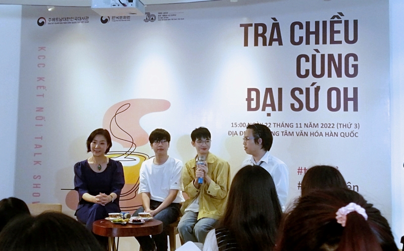 Đại sứ Oh Young Ju cùng các bạn đang chơi trò chơi đoán nhân vật nổi tiếng của Hàn Quốc. (Ảnh: Lưu Thị Thu Loan)