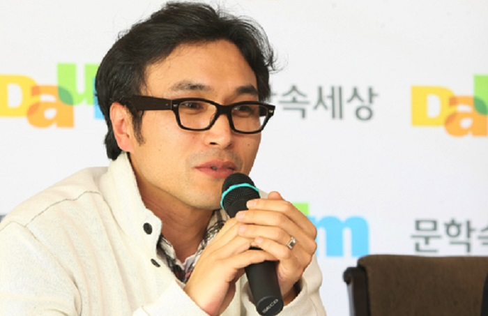  En la foto se muestra a Lee Kiho, profesor del departamento de Escritura Creativa de la Universidad Gwangju y autor de la obra literaria ‘Nos sale bien pedir perdón’. | Korea.net