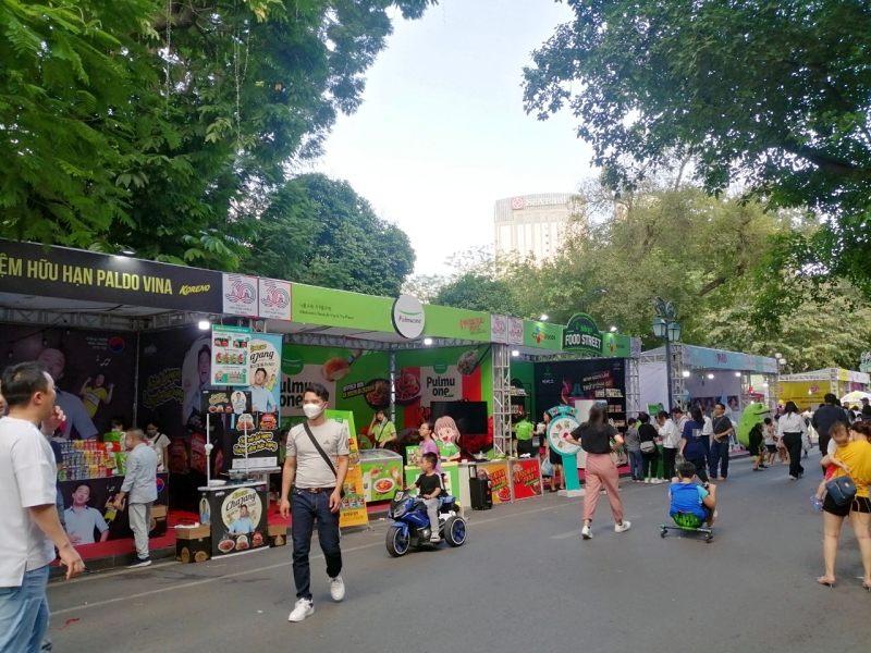 Nhiều mặt hàng đa dạng đến từ doanh nghiệp Hàn Quốc và Việt Nam được giới thiệu đến khách tham quan. (Ảnh: Lưu Thị Thu Loan)