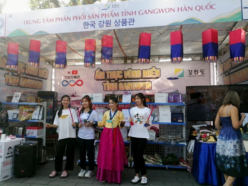 Du khách không những được thưởng thức ẩm thực mà còn được tham gia các trò chơi dân gian Hàn Quốc tại khu vực trưng bày. (Ảnh: Lưu Thị Thu Loan)