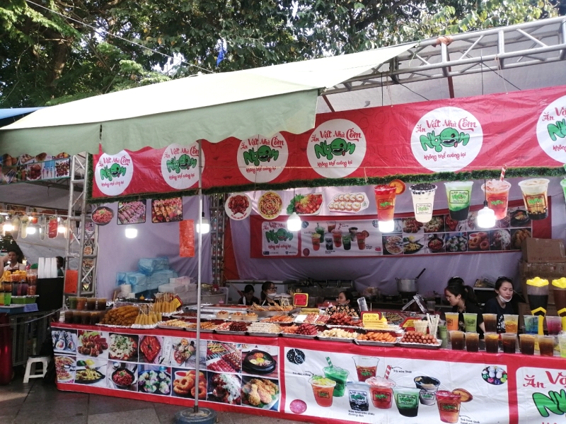 Khu ẩm thực mang đến nhiều món ăn nổi tiếng của Hàn Quốc và Việt Nam. (Ảnh: Lưu Thị Thu Loan)