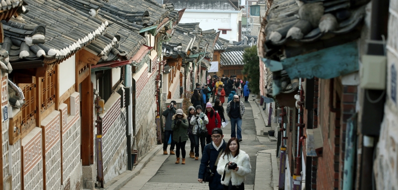 Làng Bukchon Hanok nằm ở trung tâm thành phố Seoul là một trong những địa điểm mà du khách quốc tế không nên bỏ qua khi đi du lịch xứ sở Kim Chi. (Ảnh: Jeon Han / Korea.net)