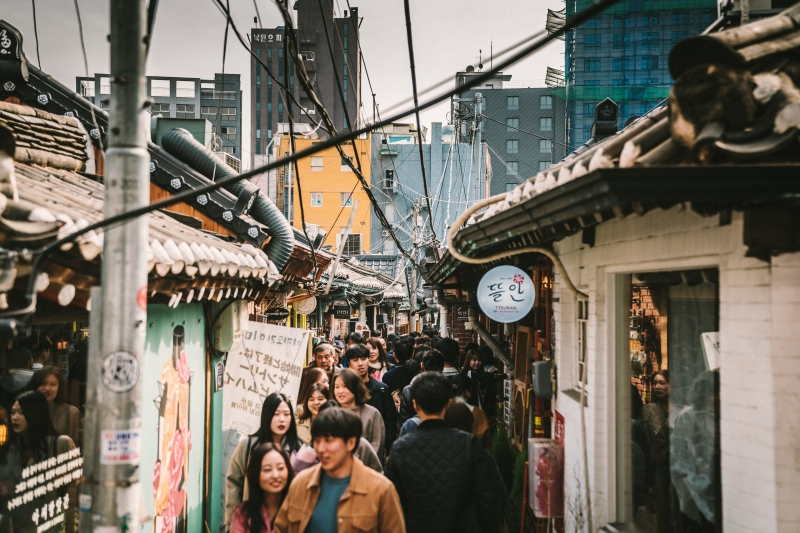 Con hẻm Hanok ở phố Ikseondong với không gian Hanok được tận dụng trở thành các cửa hàng, quán cà phê, tiệm bánh mang nét hiện đại pha cổ điển khá độc đáo, thu hút nhiều lượt khách ghé thăm. (Ảnh: Unsplash)