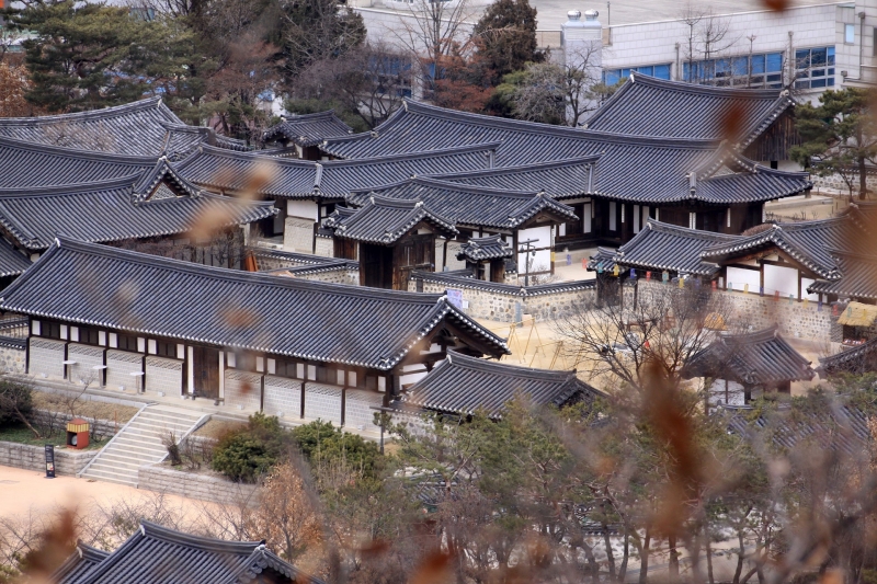 Nhà cổ Hanok giúp con người học cách sống tiết chế, tối giản, bình dị, đồng thời nó còn cho thấy hình ảnh “quốc tế hóa” gần gũi, chân thực hơn thông qua việc quảng bá văn hóa Hàn Quốc ra nước ngoài (Ảnh: Pixabay)