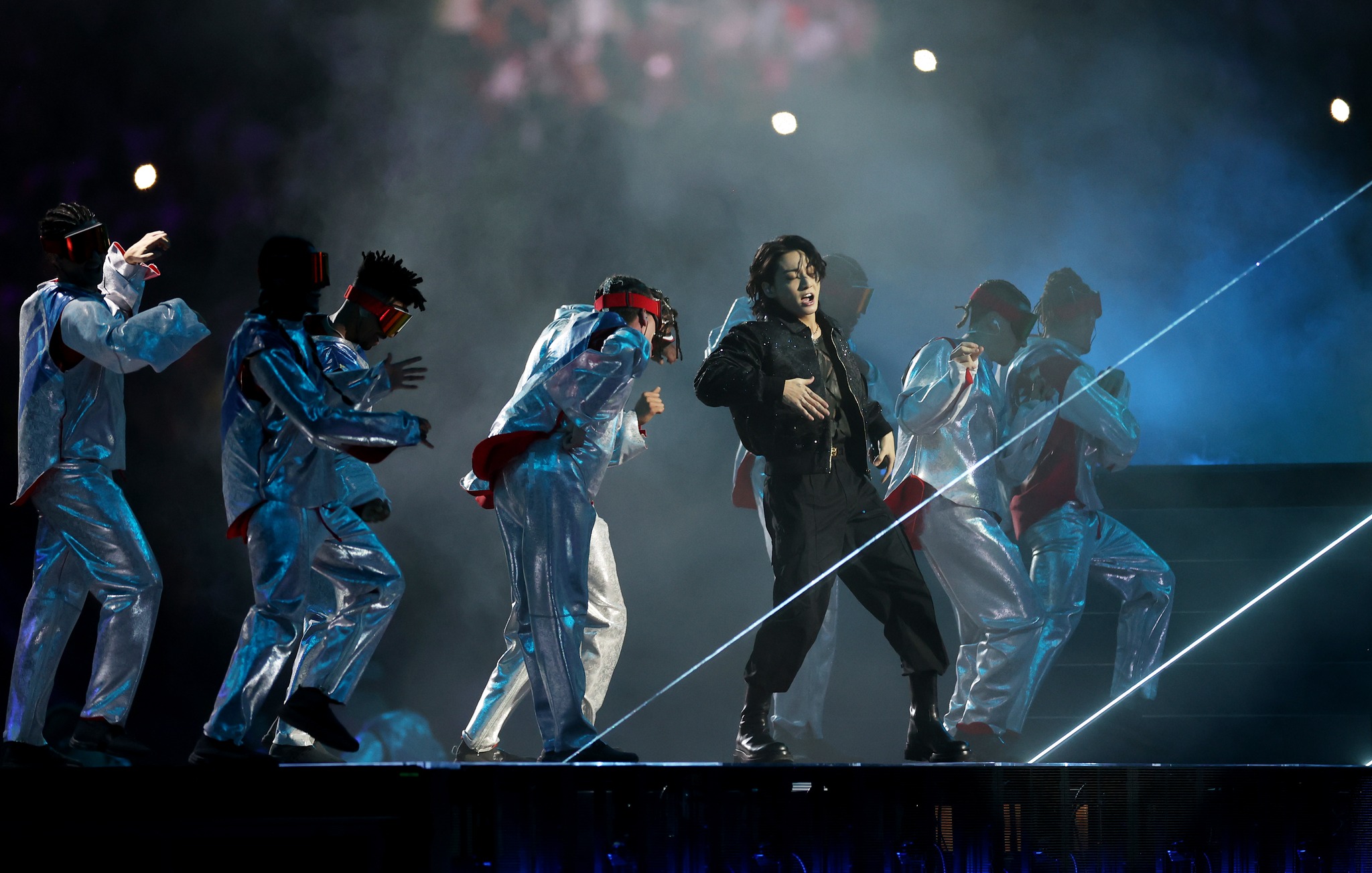 El miembro de BTS, Jungkook, baila el 20 de noviembre cantando 'Dreamers', el himno oficial de la final de fútbol de la Copa Mundial de la FIFA de este año, en la ceremonia de apertura del torneo celebrada en el Estadio Al Bayt en Al Khor, Qatar. | Página oficial del FIFA World Cup en Facebook