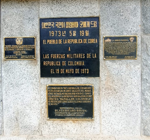 La foto muestra la placa de honor otorgada por el Gobierno Coreano al Ejercito Nacional de Colombia para rendir homenaje a los veteranos de guerra que participaron en la guerra de Corea