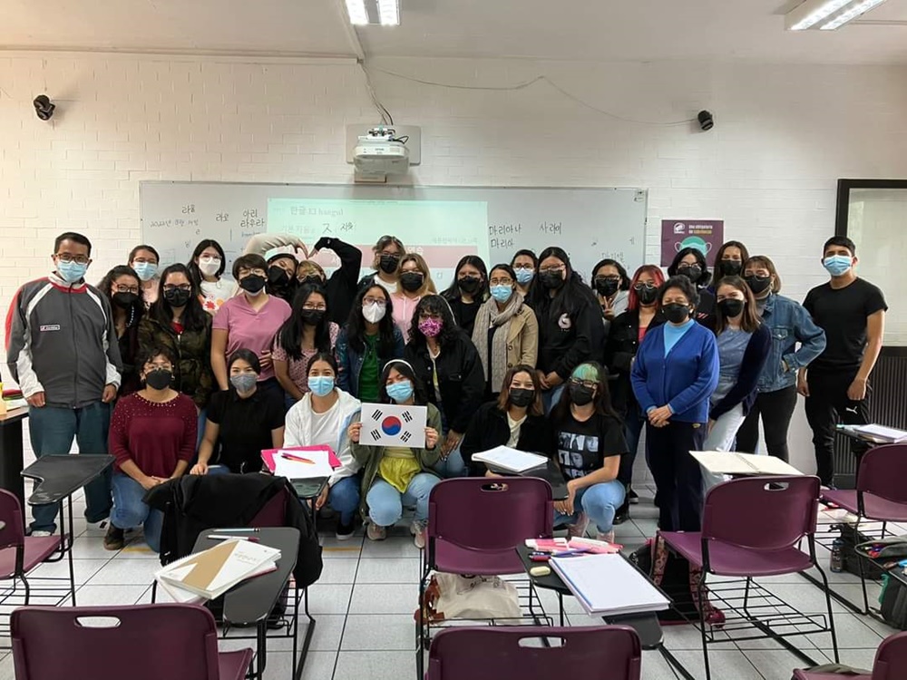 La reportera honoraria de Korea.net Verónica Zúñiga Pérez, se toma una foto con sus compañeros de clase de idioma coreano en el Centro de Lenguas Extranjeras Unidad Santo Tomás (CENLEX UST, por sus siglas en inglés) en México. Fotografía tomada por la reportera honoraria Verónica Zúñiga Pérez