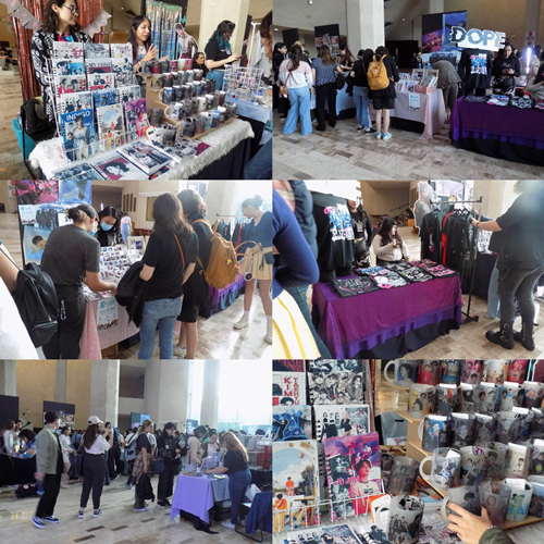 11 expositores locales de productos K-pop exhibieron sus mercancías en el lobby del auditorio Luis Elizondo en Monterrey de la universidad del Tecnológico de Monterrey (TEC, por su abreviatura en español) antes de la apertura del showcase ‘New Era: The Beginning’.
