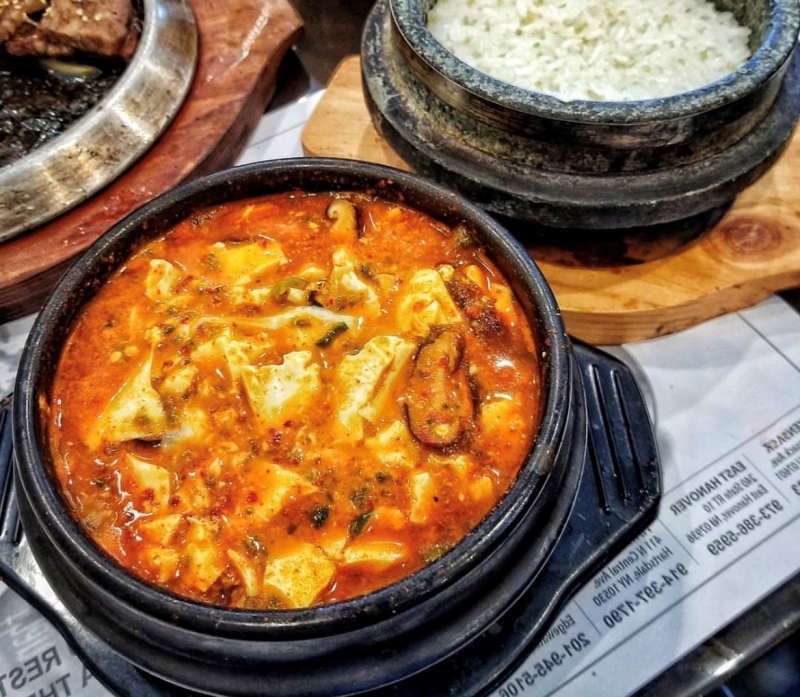 Vị cay của Kimchi, sự tươi mát của đậu cùng hương vị của các nguyên liệu khác tạo nên sự thơm ngon khó cưỡng. (Ảnh: Nguyễn Hà Linh) 