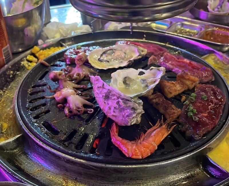 Ngồi quây quần bên nhau cùng đôi ba câu chuyện bên bếp thịt nướng thì còn gì bằng. (Ảnh: Nguyễn Hà Linh)
