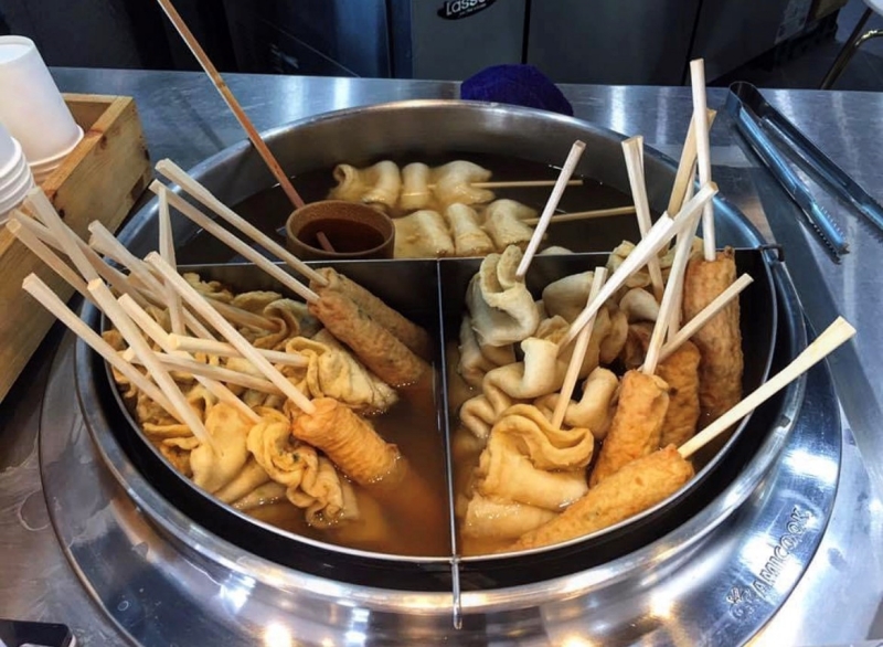 Giữa tiết trời lạnh, bạn có thể làm ấm bụng bằng xiên chả cá bốc khói nóng hổi với mùi thơm hấp dẫn. (Ảnh: Nguyễn Hà Linh)